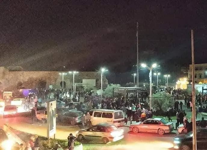 سكّانُ اللّاذقية وجبلِة يملؤُون الشّوارع الآن بعد الهزّة الأرضيّة الأخيرة التي حصلت