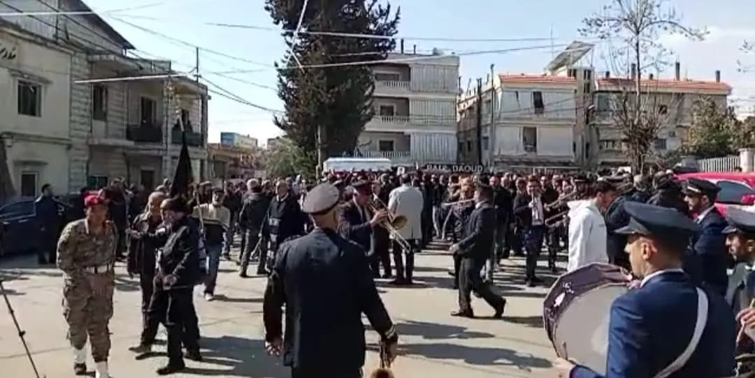 بالصور - استقبال جثمان الشهيد في الجيش اللبناني بول الجردي في زحلة قبل وصوله إلى مسقط رأسه تعلبايا على أن تقام صلاة الجنازة عند الثالثة من بعد ظهر اليوم في كنيسة مار الياس