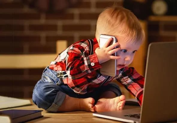 نتائج مخيفة.. دراسة تكشف تأثير الشاشات غلى عقول الأطفال ومهاراتهم...!
