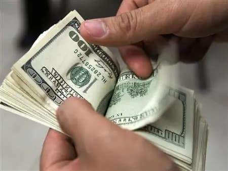 ما سبب تراجع سعر صرف الدولار؟