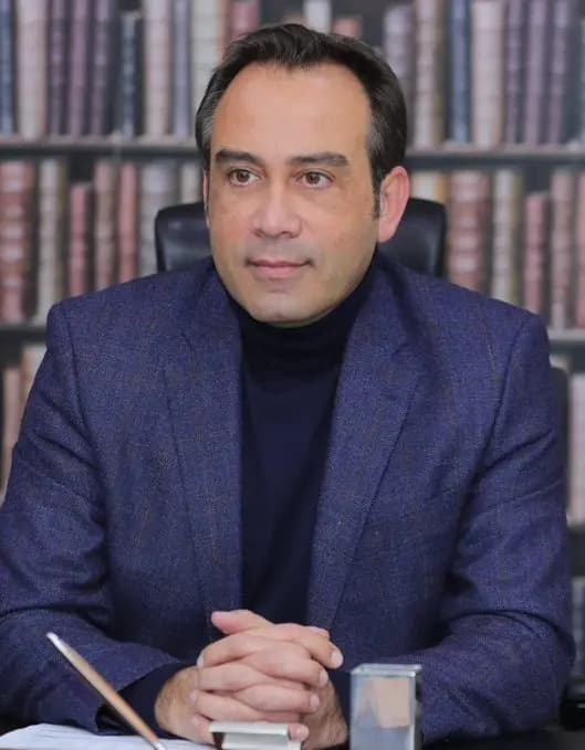 رجل الأعمال ورئيس نادي الانصار نبيل بدر تقدم بطلب ترشحه رسمياً إلى الانتخابات النيابية عن المقعد السني في دائرة بيروت الثانية.