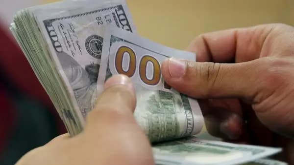 الدولار والعملات الوطنية