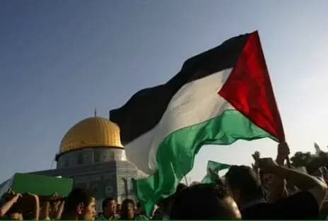 مقاتلون فلسطينيون يشتبكون مع القوات الإسرائيلية خلال اقتحامها مدينة جنين لتنفيذ عمليات اعتقال
