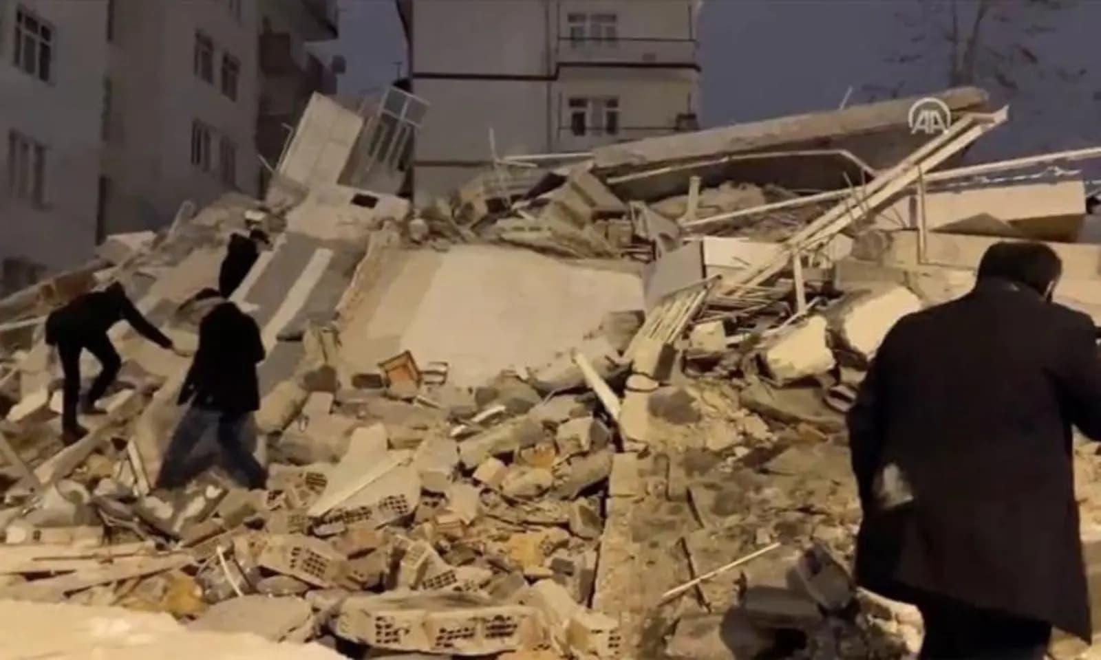 المرصد السوري: السكان في حلب وإدلب وحماة لم يعودوا إلى منازلهم بعد تصدع الكثير منها جراء الزلزال الجديد