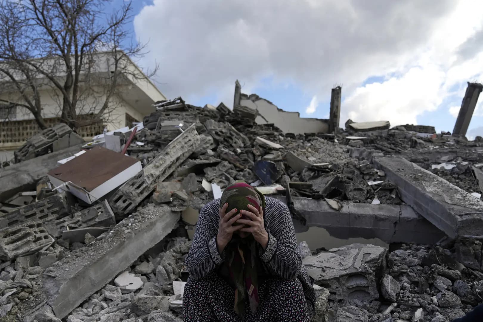 حلب تنزفُ ودرعا تضمِّدُها...