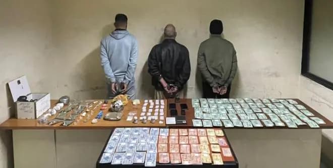 بالجرمِ المشهود....توقيفُ مروّجٍ مع زبائنهِ
