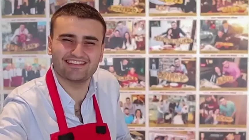 الشيف بوراك يبيع قميصيّ ميسّي ورونالدينيو لمساعدة المتضرّرين من الزلزال