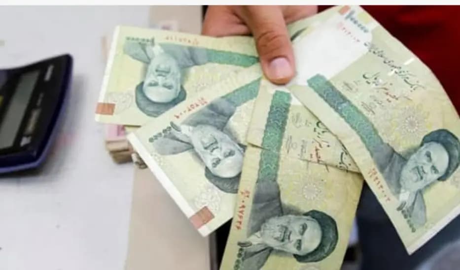 العملة الإيرانية تسجّل انخفاضًا قياسيًا جديدًا إلى 600 ألف ريال للدولار الواحد