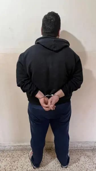 سارقُ سياراتٍ خطيرٌ بقبضةِ الأمن