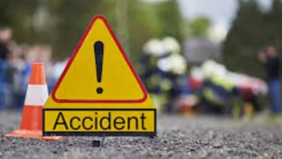 3 جرحى في اصطدام سيارة بشجرة
