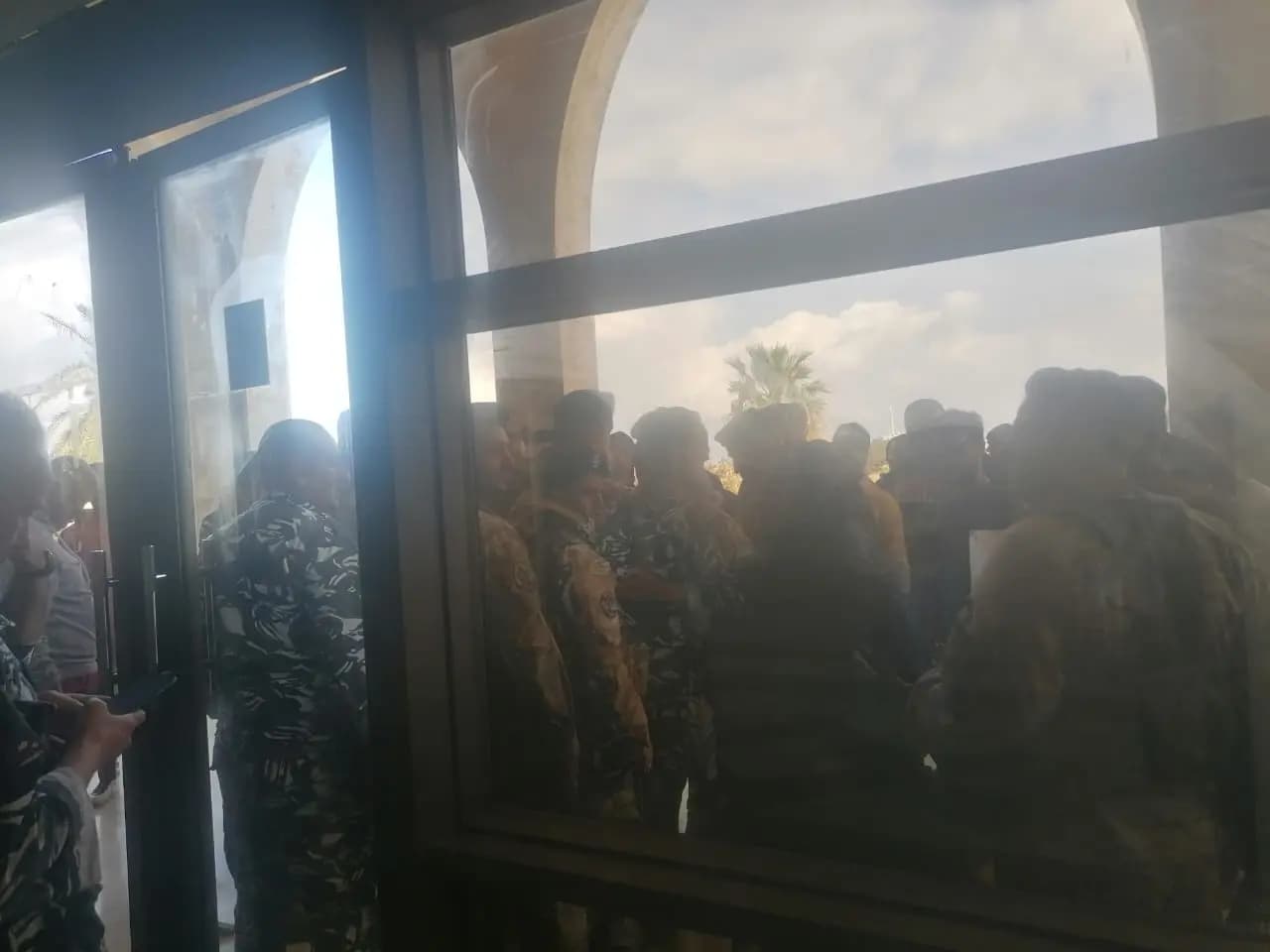 محاولة اقتحام قصر عدل صيدا من قبل عائلات قتلى إشكال الموتيرات بعد إخلاء سبيل المتهمين بالقتل