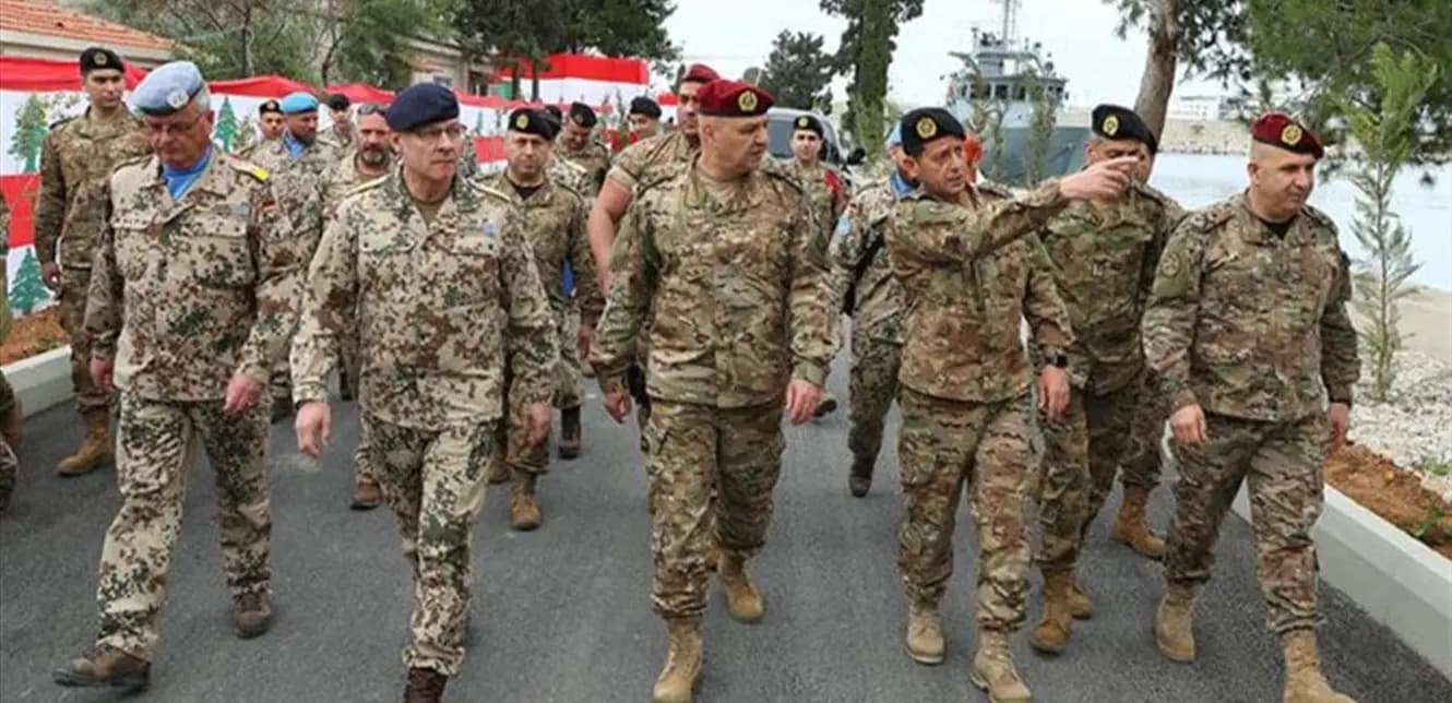 قائدُ الجيشِ يفتتحُ "مبنى المشاغل"