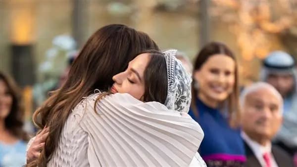 برسالة مؤثرة.. الملكة رانيا تحتفي بزواج ابنتها