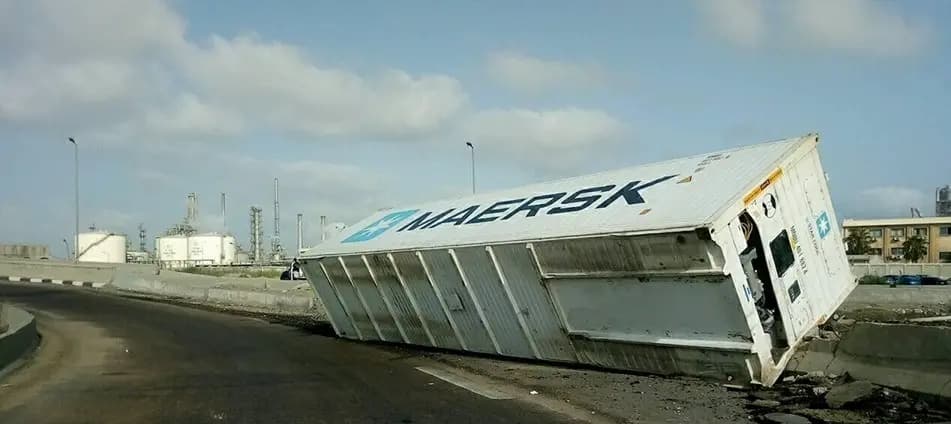 إنقلاب "كونتينر" عن شاحنة وتحويل للسير
