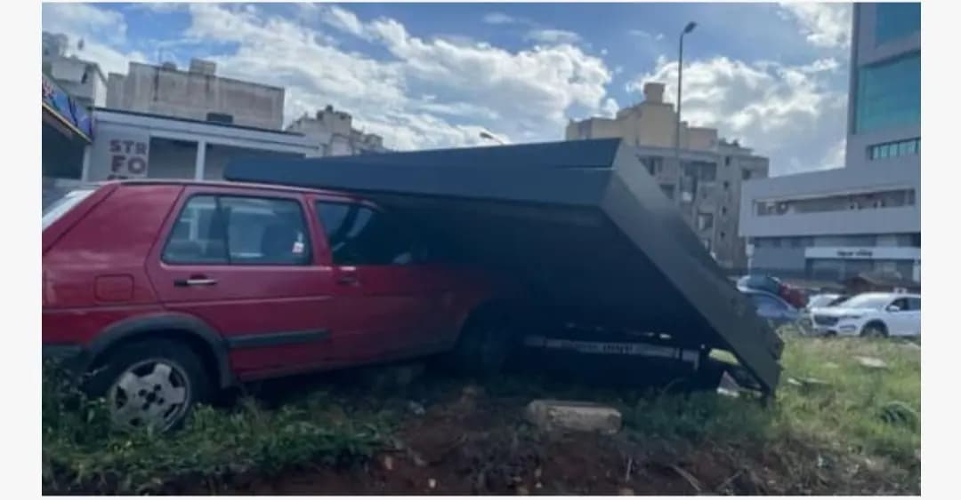 بالصّورة: إصطدام سيارة بلوحة إعلانيّة على أوتوستراد الدورة - المسلك المؤدّي إلى بيروت ممّا تسبّب بزحمة سير
