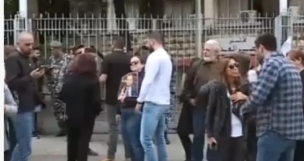 بالصّورة: وقفة لأهالي ضحايا تفجير مرفأ بيروت أمام قصر العدل تحت عنوان "أطلقوا سراح التحقيق"