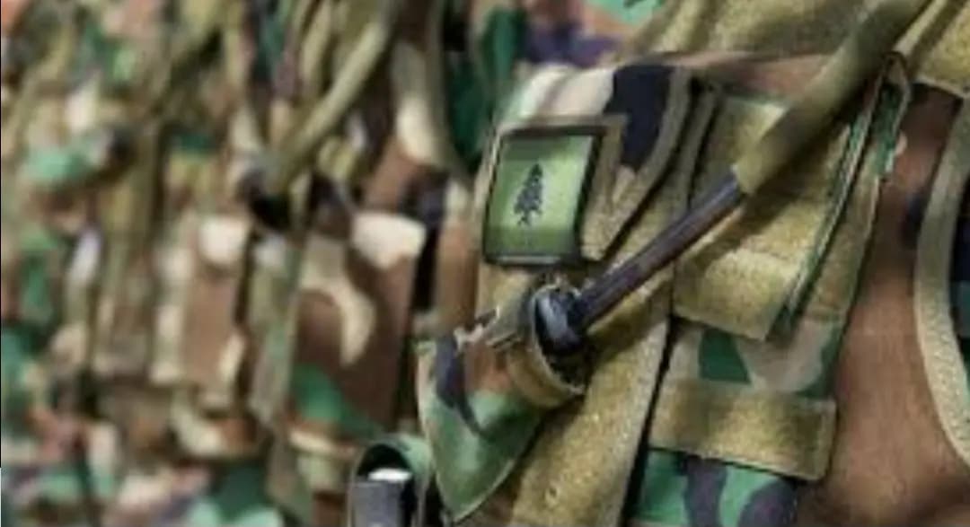 الجيش: توقيفُ أشخاصٍ وضبط كميّة من الأسلحة والمخدّرات في حي الشراونة- بعلبك 