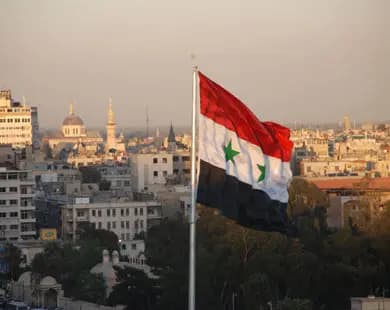 العربية نقلاً عن مسؤول إيراني في سوريا: سقوط العديد من القتلى والجرحى جراء الهجوم الأميركي في دير الزور