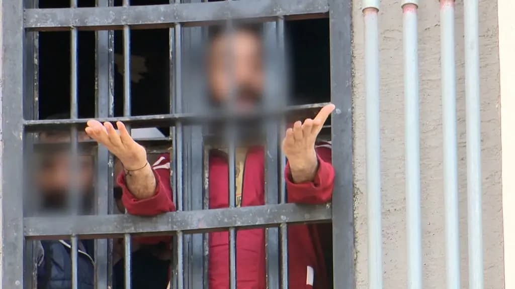 هل تتحوَّل السُّجون في لبنان إلى مكانٍ للفوضى بعد التَّهديد بإيقاف تسليم الطَّعام لها مطلع نيسان؟
