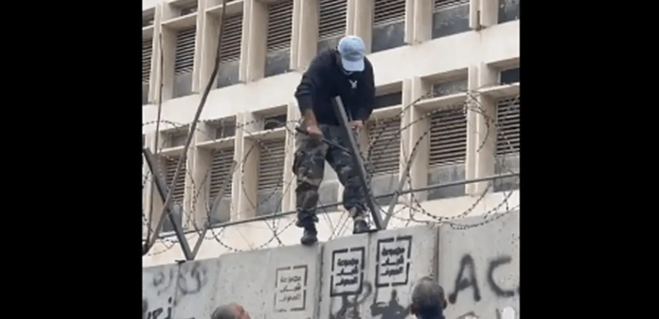 عسكريون متقاعدون يحاولون اقتحام مصرف لبنان