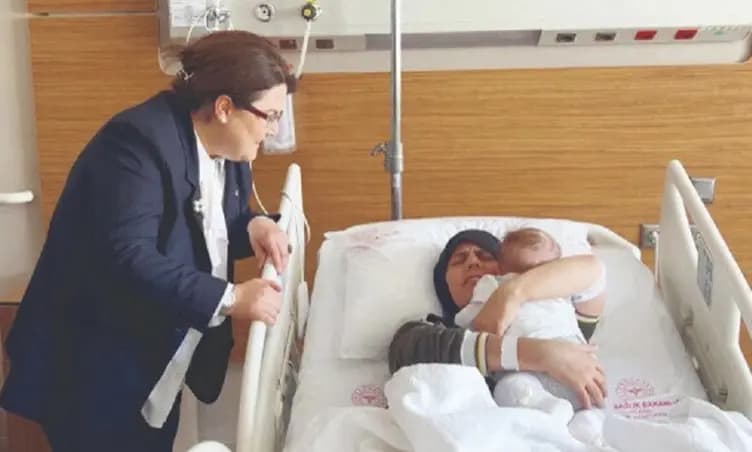 رضيعة تعود لحضن والدتها بعد شهرين من الزلزال
