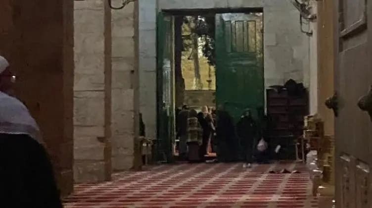 الاحتلال الإسرائيلي يقتحم المسجد الأقصى والمقاومة الفلسطينية ترد بإطلاق صواريخ