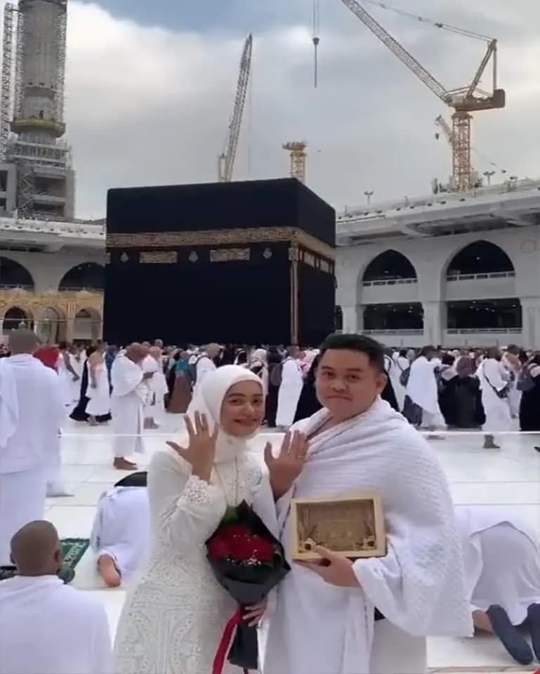 شابٌ يعقد قرانه أمام الكعبة!
