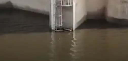 بقعٌ جديدةٌ من التّلوّثِ في بحيرةِ القرعون