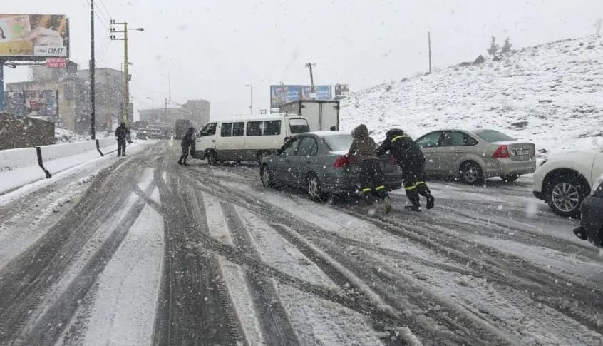 التحكم المروري: طريق ضهر البيدر مقطوعة بسبب انزلاق بعض المركبات