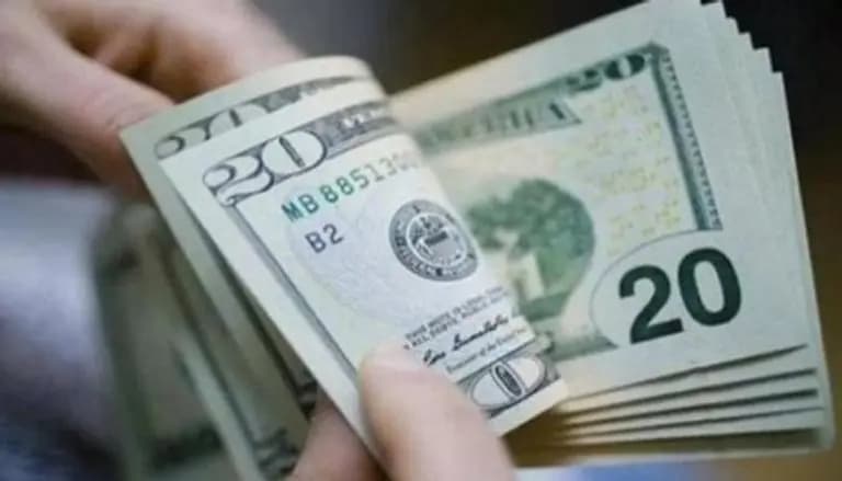 إنخفاضٌ بسعرِ صرفِ الدولار في السّوق السّوداء إلى 96800 ليرة وسط إقبال كثيف على بيع الدولار
