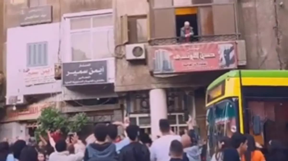 مصري يثير الجدل.. ويوزّع العيدية على المارّة من شرفة مكتبه!