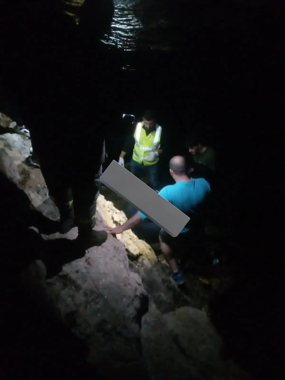 إنقاذُ رجلٍ سقطَ على الصّخور مقابل الرّوشة