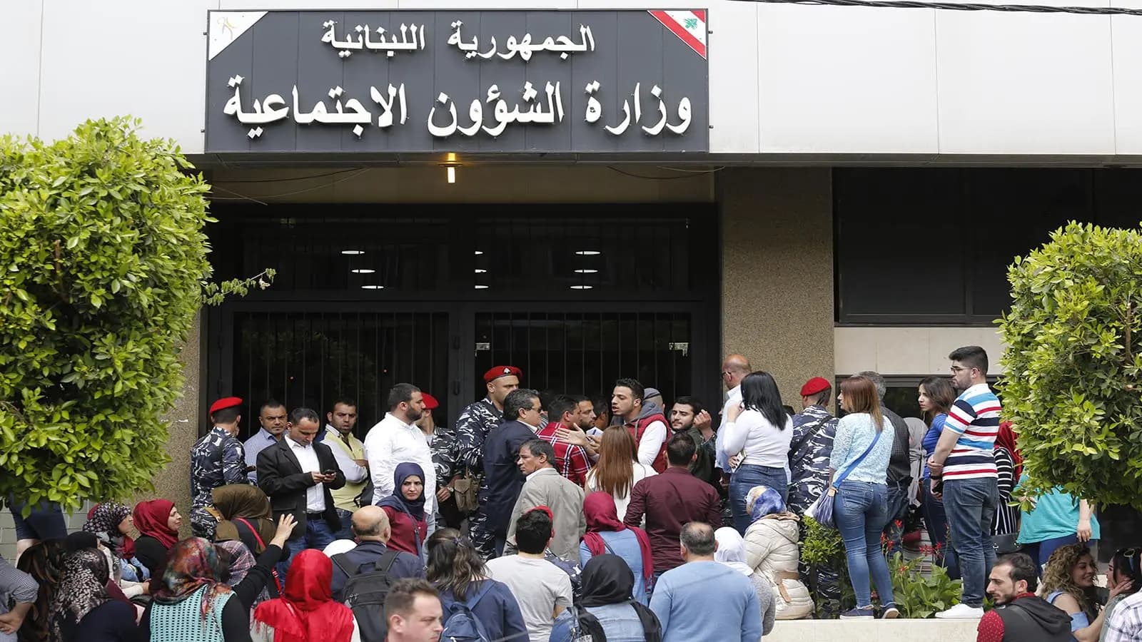 واقعُ موظفي عقود الشّراكة مع الشُّؤون:من 500$ شهريًّا ل 220$ مقابل عامٍ كامل