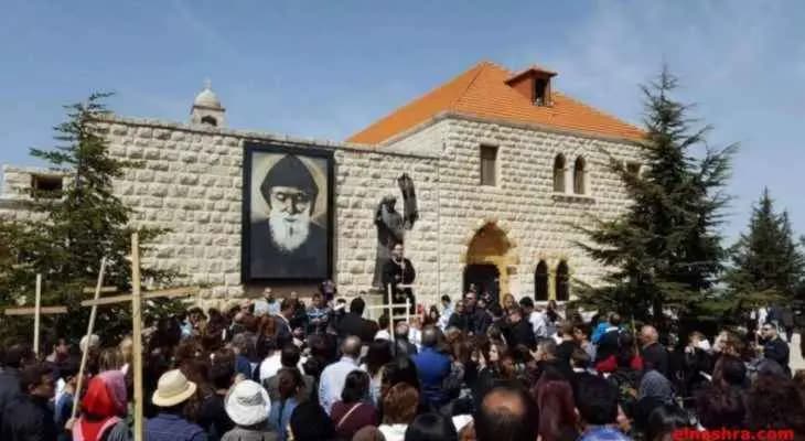 بدء مسيرة القربان الى ضريح القديس شربل في دير ما مارون عنايا