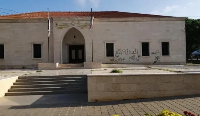 بشكلٍ مفاجئ: شعاراتٌ داعشيةٌ في هذه البلدة..!