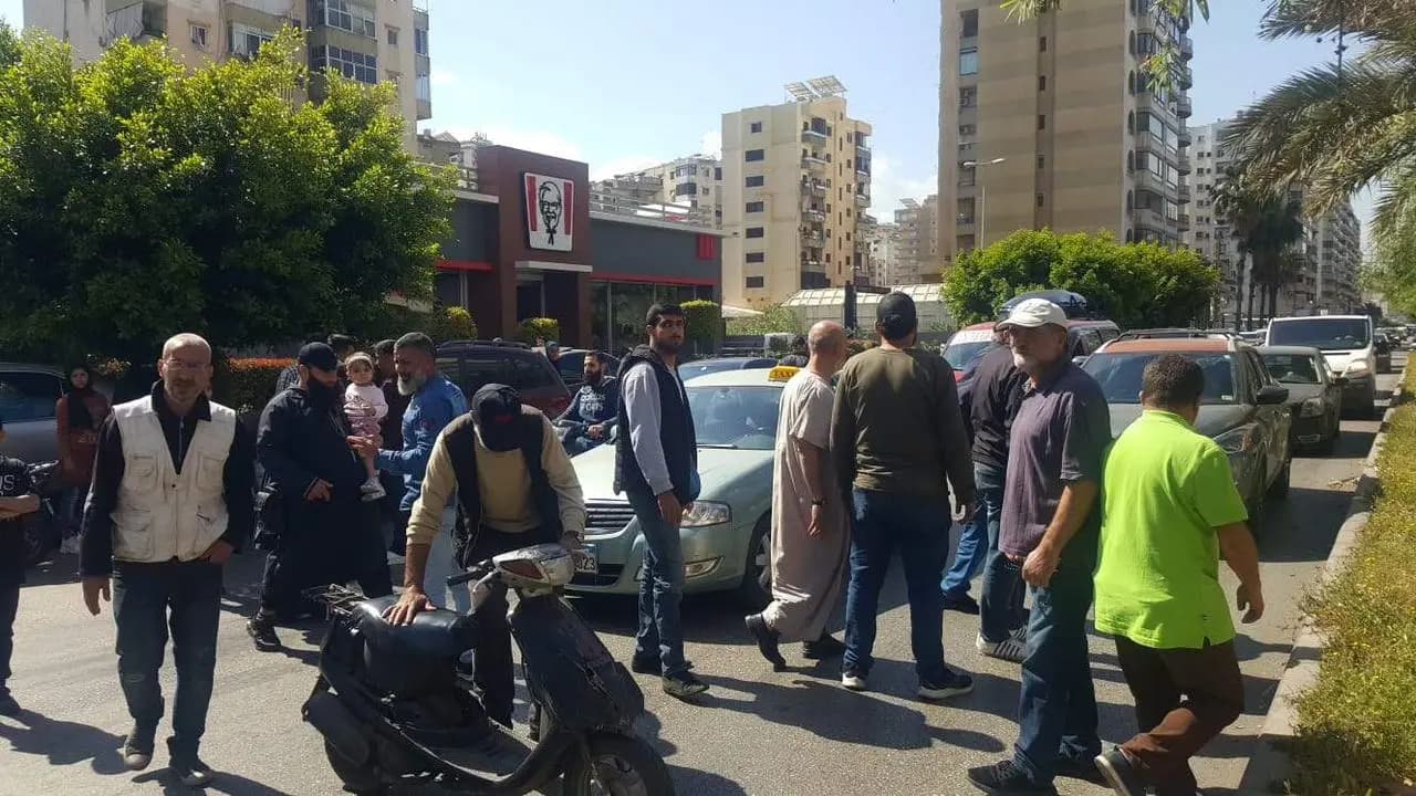 التحكم المروري: قطع السير على اوتوستراد البحصاص طرابلس بالاتجاهين من قبل بعض المحتجين