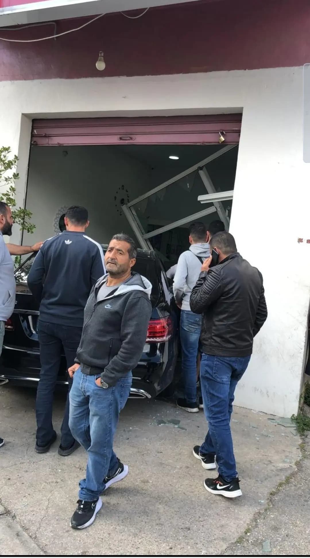 فقدَ السّيطرةَ على السّيّارة فاجتاحَت أحدَ المحلّات!