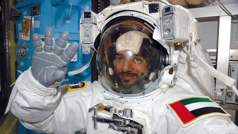 سلطان النيادي.. يسير في الفضاء!
