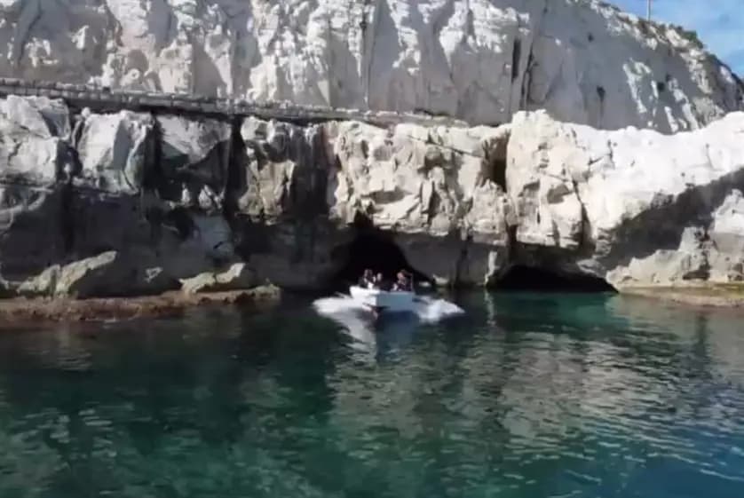 اكتشافُ كهفٍ بحري في هذهِ المنطقة