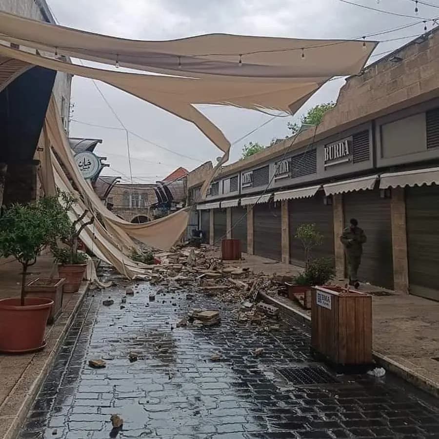 انهيار حائط في سوق جبيل العتيق بسبب تجمع المياه