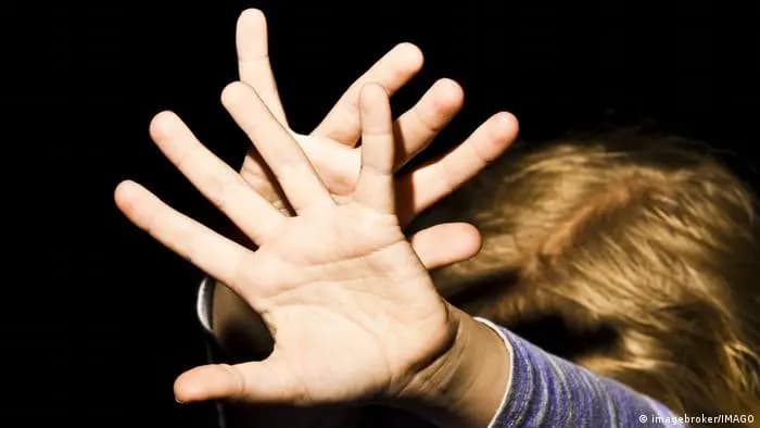 فضيحة مدوية.. طفل الـ7 سنوات يتعرض للاغتصاب في ملعب الحي