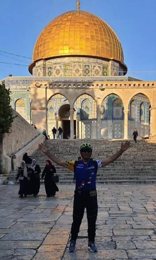على دراجته.. وصل اللبناني محمد سميدي من السلطان يعقوب إلى القدس
