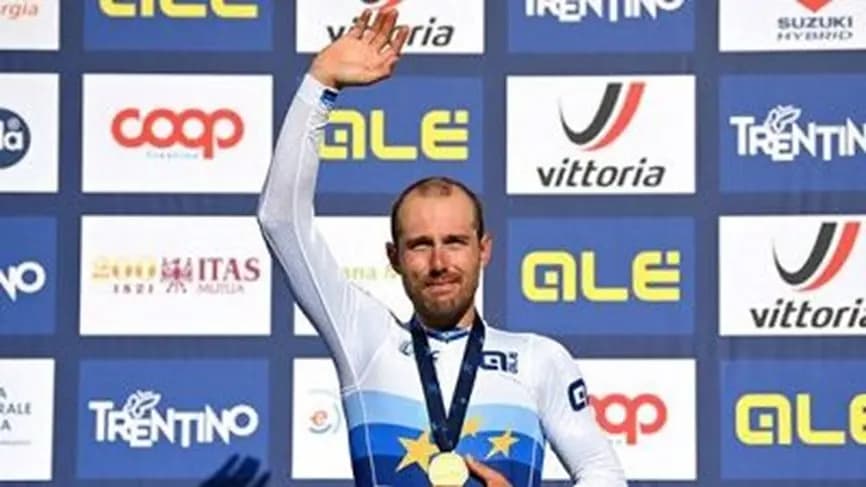 بطل أوروبا في سباقات الدراجات الهوائية سوني كوليريلي ينجو من سكتةٍ قلبية بعد وصوله إلى خط النهاية