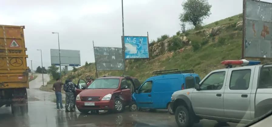 بالصورة: حادثُ سيرٍ على طريق ضهر البيدر!