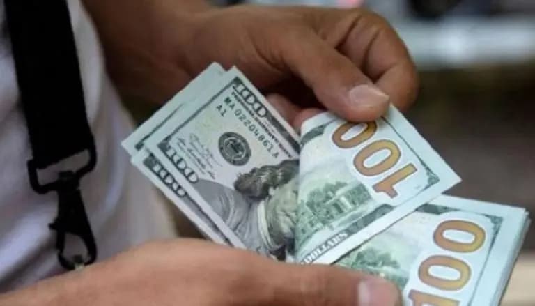 "العين على المنصّة"... متى يرتفع الدولار؟