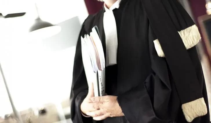 محامٍ يعتدي على موظف… ماذا حصل؟