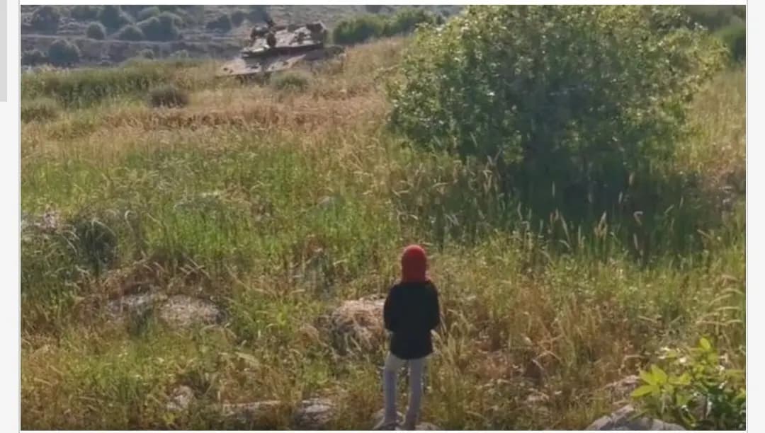 بالصورة: طفلةٌ لبنانية بمواجهة دبابة إسرائيليّة