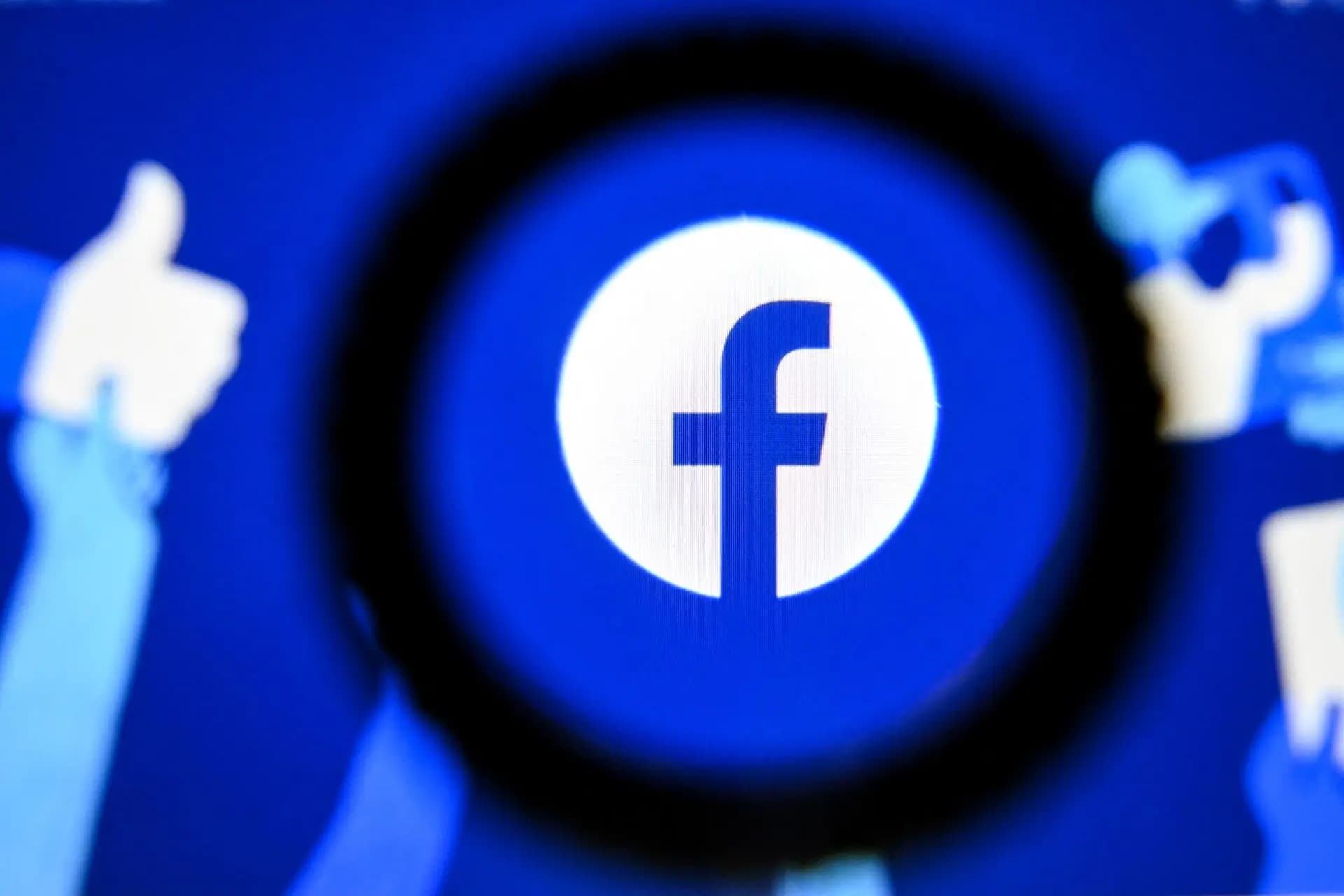 مستخدمون يشكون من خلل "مزعج" في تطبيق فيسبوك يؤدي إلى إرسال طلب صداقة تلقائي بمجرد الدخول إلى حساب شخص آخر للتصفّح