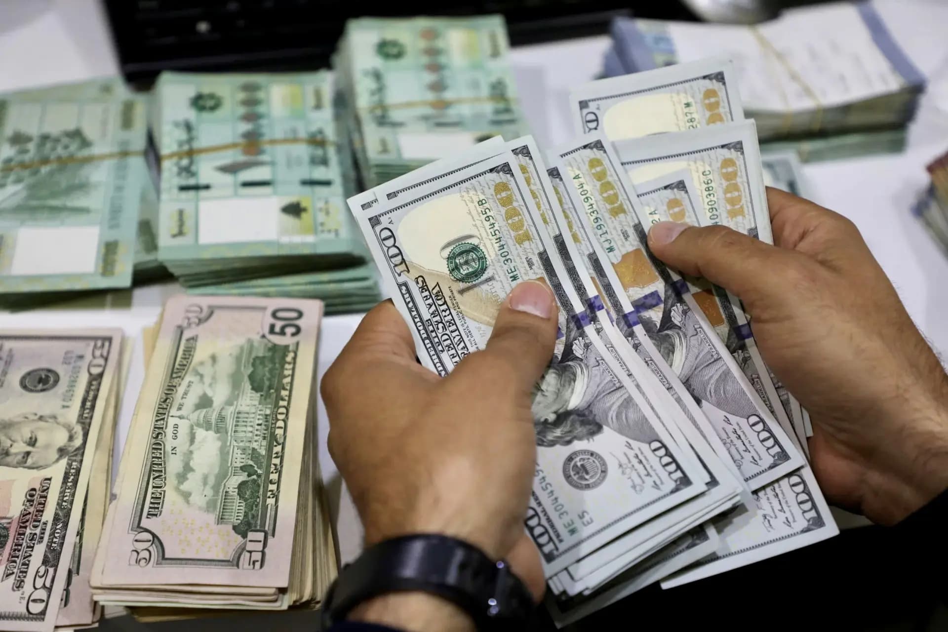كم سجّل دولار السّوق السّوداء؟