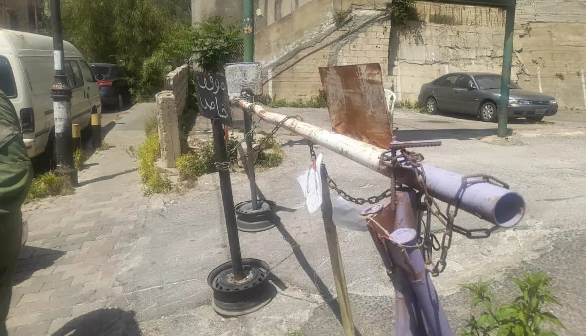 إقفالُ موقفٍ للسّياراتٍ بالشّمع الأحمر في الأشرفية
